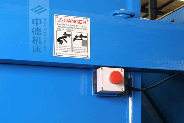 ZDSK-1232剪板機后部緊急停止按鈕，最大程度保障工人安全.jpg